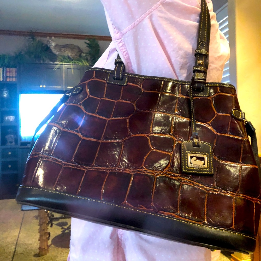 Beautiful roomy leather dooney and bourke handbag..